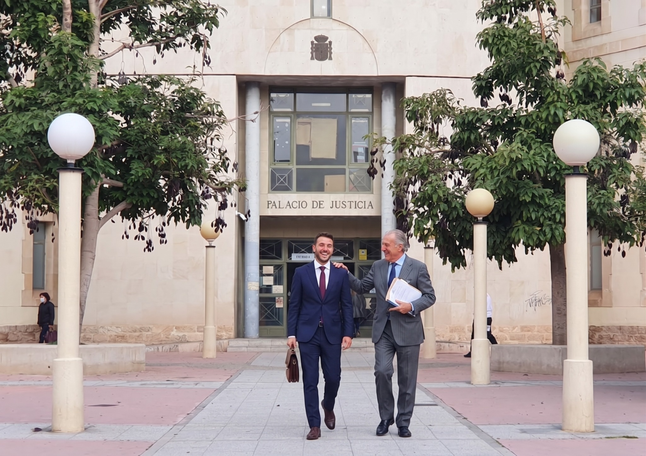 Cliente y abogado celebrando éxito judicial en Alicante gracias a pruebas de un detective privado.